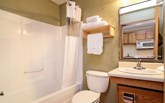 HomeTowne Studios & Suites by Red Roof Bentonville