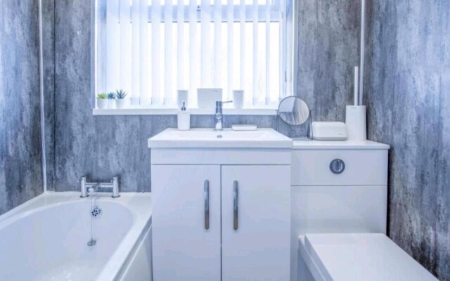 3-bed 5-6 Berth Modernised Bungalow!