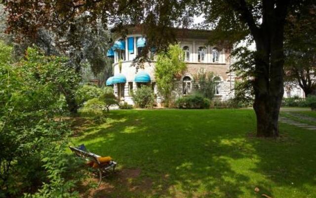 Villa V