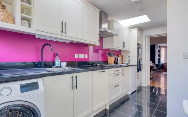 Stylish 2BD with Private Garden & Sauna