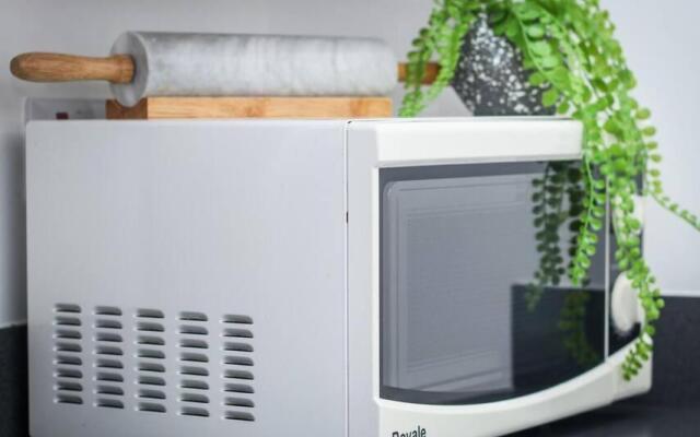 No15 Luxe Living Elegant City Home-1 Bed-Garden-Wifi-Private Parking-Beach-City