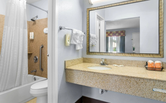 Quality Inn & Suites Greenville - Haywood Mall