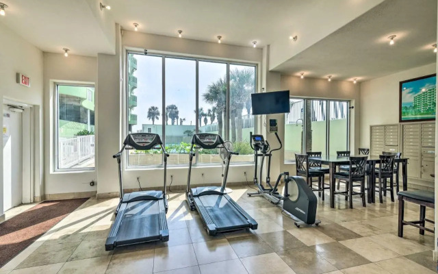 Pool Access, Walk to Beach: Galveston Condo!