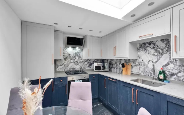 Newly Refurbished 2 Bed Hse Town Centre