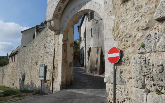 SCAPPO IN UMBRIA, Porta Leone