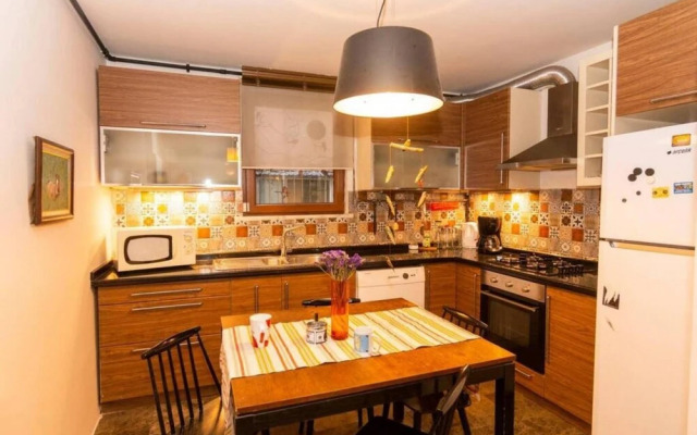 Stylish Home With a Book Collection Near Taksim