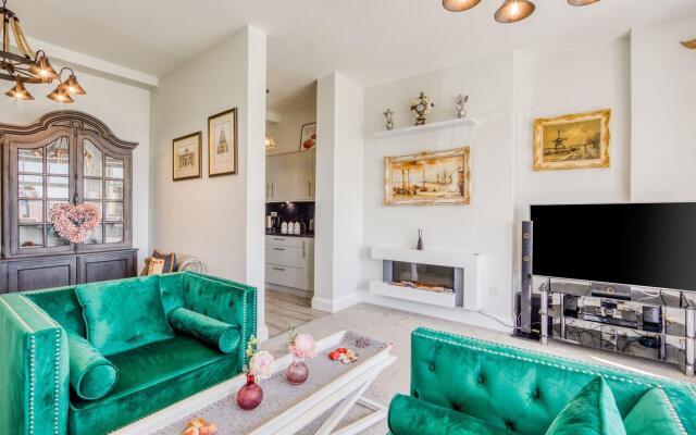Lovely Apartment Near Town Center