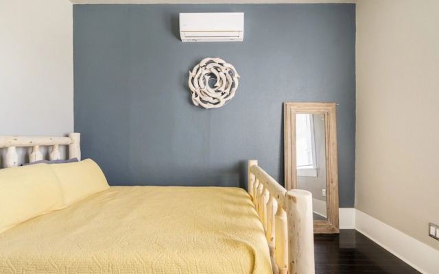 Midtown Penthouse Blocks to Beach