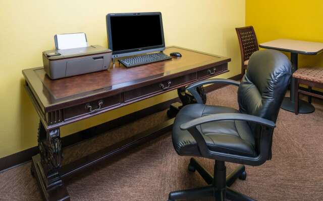 Super 8 by Wyndham Lincoln West