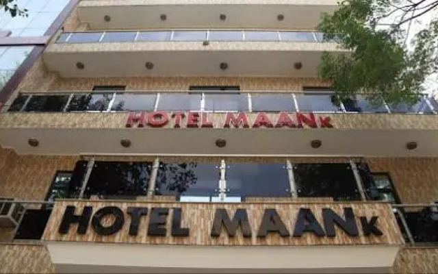 OYO Premium WEA Karol Bagh 2