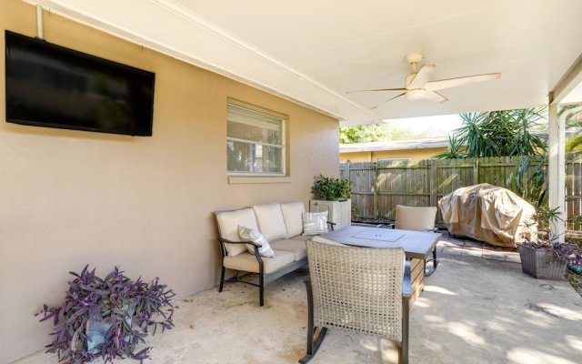 Clearwater Oasis: Gas Grill, Beach Chairs & More!