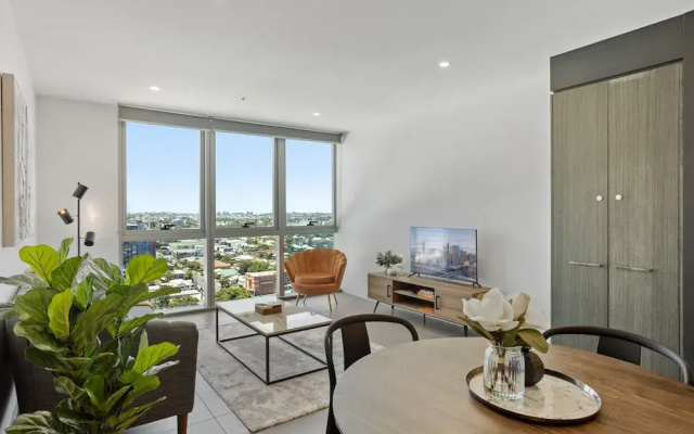 Executive 2-bed With Stadium View, Great Amenities