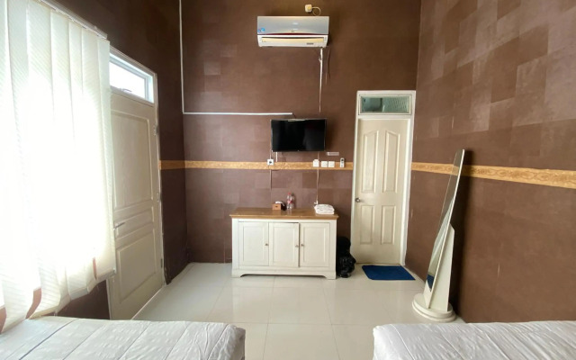 Capital O 1888 Griya RW Family Guest House