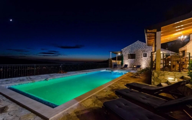 Villa Falcon Rook