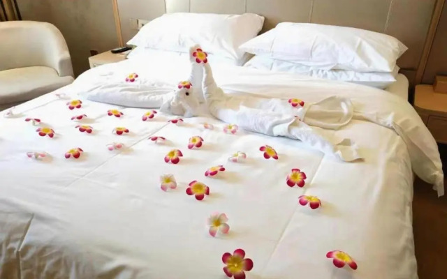 Vienna Hotel (Huainan Railway Station Wuyue Plaza)