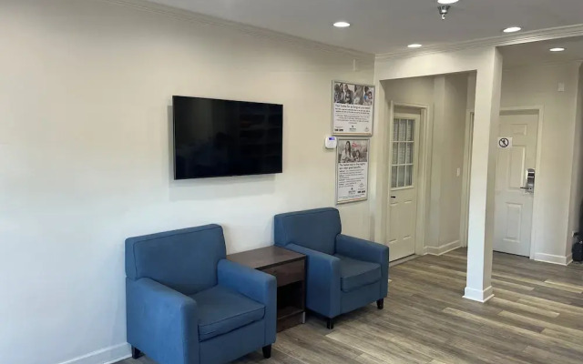 HomeTowne Studios & Suites by Red Roof Charlotte - Ballantyne