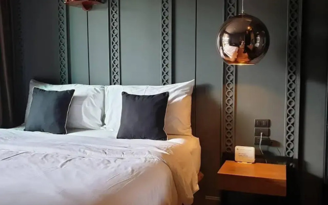 Luxury King Bed Apartment With Pool View and Sauna