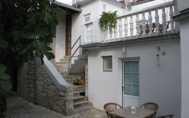 Simplistic Apartment in Jezera With Garden