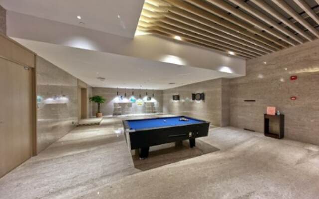 HUALUXE Nanjing Yangtze River by IHG