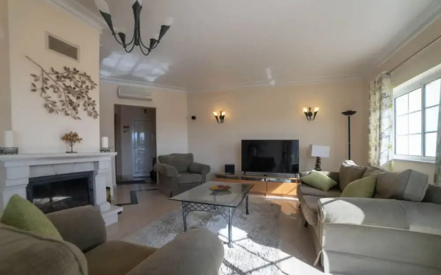 49 Presa da Moura Superbly 2 Bed Townhouse Clos