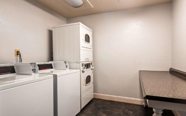 Best Western Plus Hilltop Inn