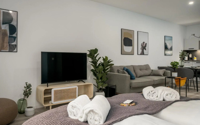 BRIGHT: Stylish & Central - Kitchen - Netflix