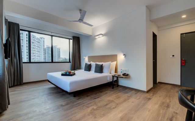 Vaccinated Staff- OYO Townhouse 048 Hadapsar