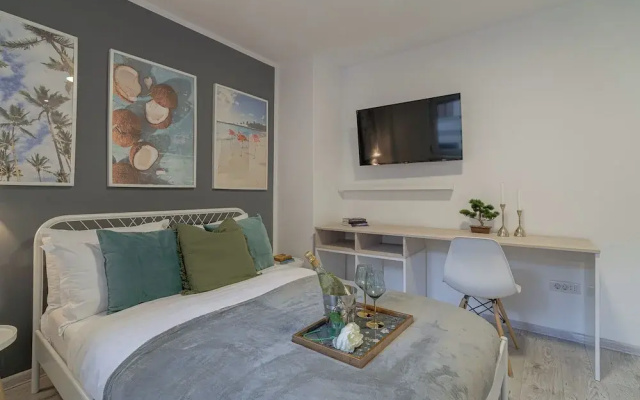 Central 4BR Flat - 2 Units Combined with Balconies, Near Cismigiu, 2 Kitchens & 2 Baths