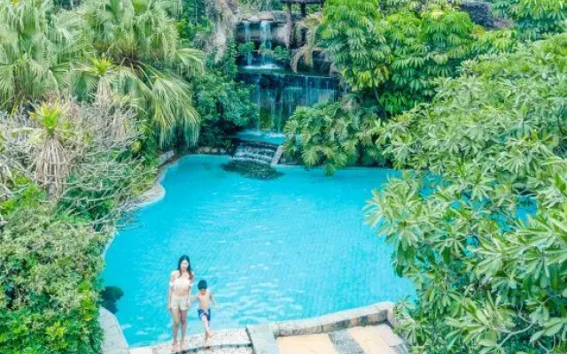 Xinyinzhan Hot Spring Holiday Resort