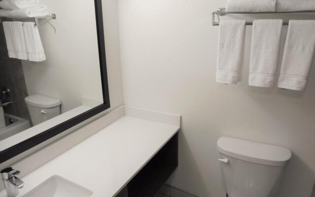 Red Roof Inn PLUS+ Newark Liberty Airport - Carteret