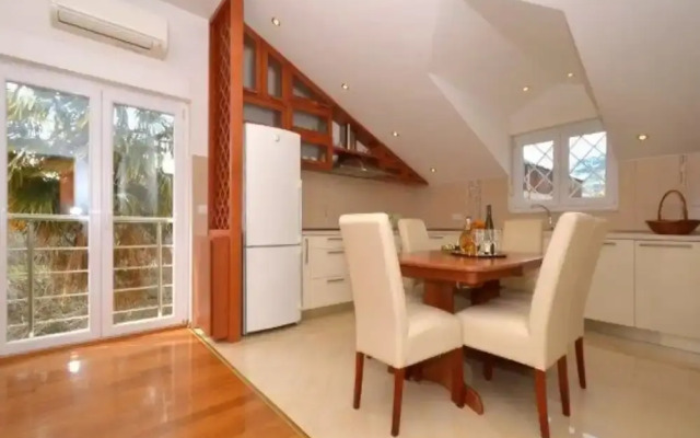 Bright Kaštela Apartment With Balcony and Private Parking