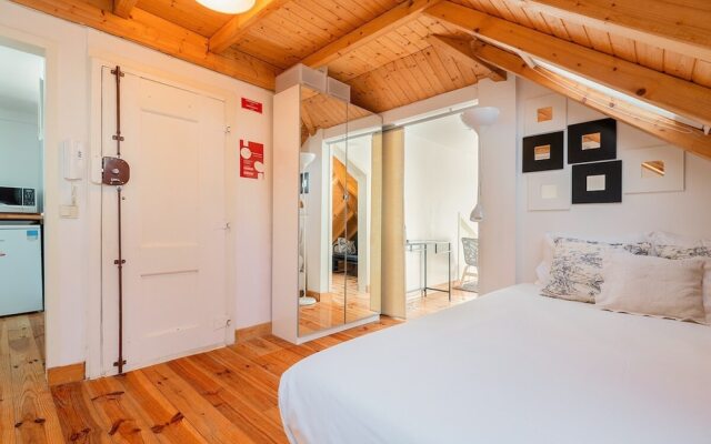 Attic Apartment With Balcony in Bairro Alto