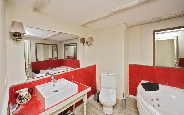 Caravan Hotel