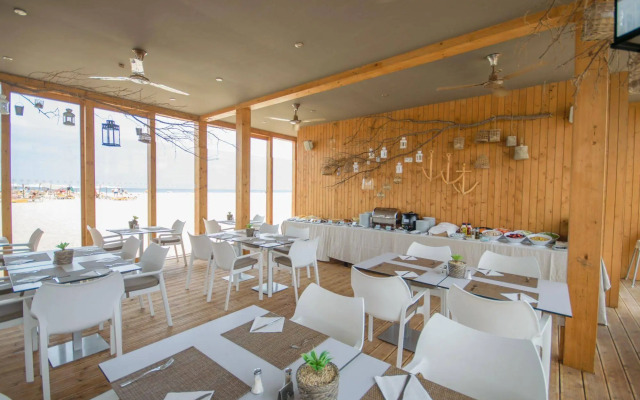 Hotel Oasis Salinas Sea