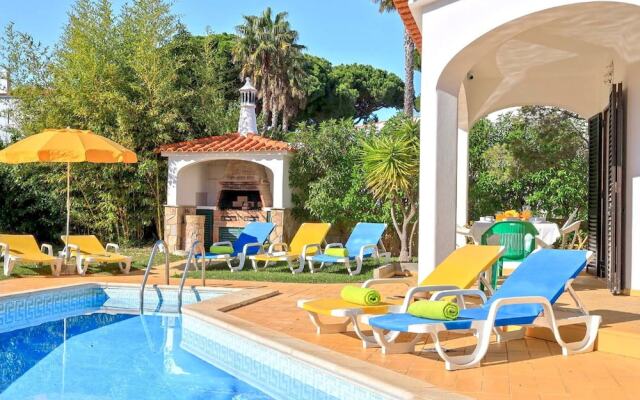 Spacious 4 Bedroom Villa, Private Pool, Free air Conditioning and Wifi