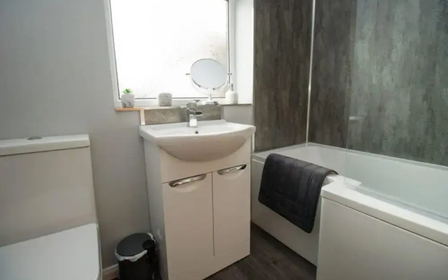 2 Bed Bungalow - Sleeps 4 - Pets - Parking - Wifi
