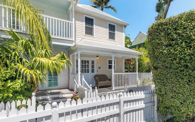 Linger Longer by Avantstay Key West Walkable Gated Community, Shared Pool Week Long Stays Only