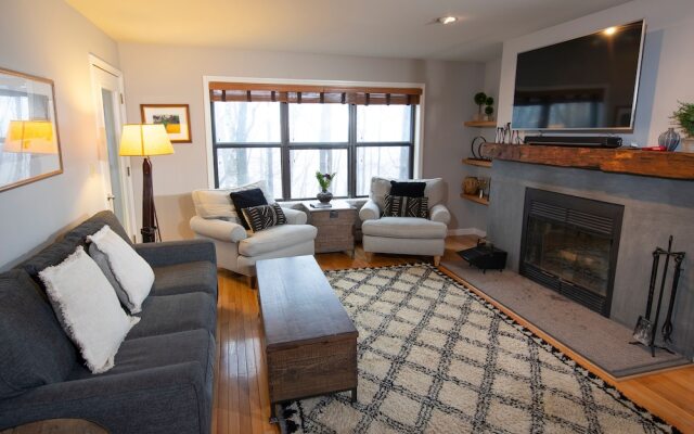 Modern & Updated Winterplace 3br- Sleeps 12 3 Bedroom Condo by RedAwning