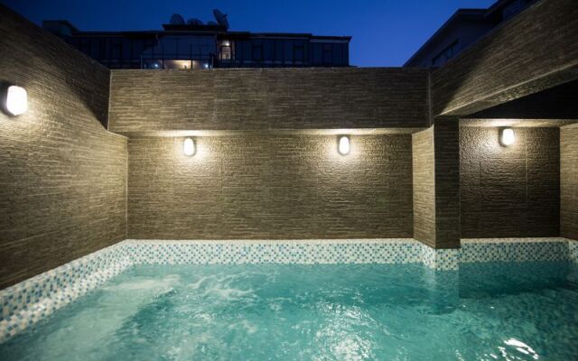 Win Long Place managed by Win Long