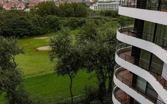 Stunning Apartment With Golf Course Views