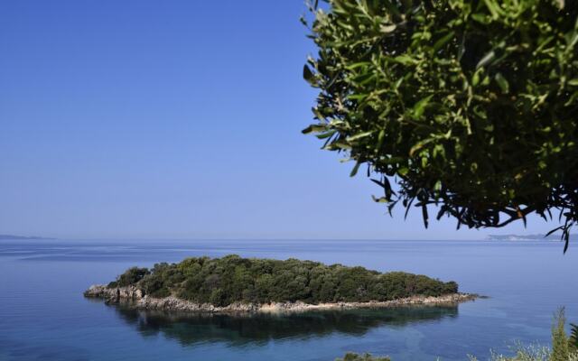 Prima Vista Beachfront Boutique Hotel