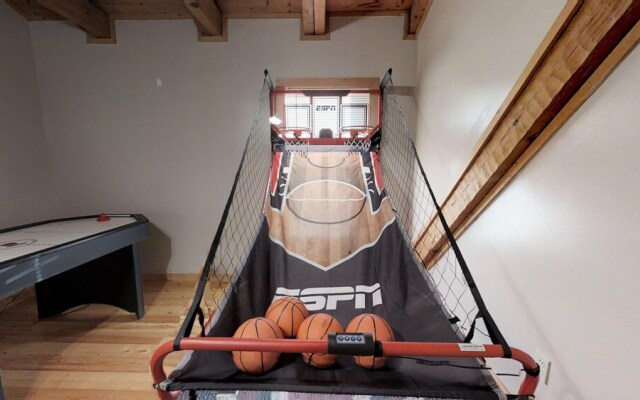 Dogwood Acre 3 Bedroom Cabin by RedAwning