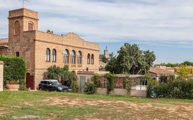 Charming Holiday Home in Vulpellac with Shared Pool