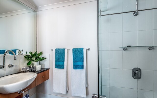 Belle Escapes - Absolute Beachfront Apartment with Private Pool Alamanda Resort "48"