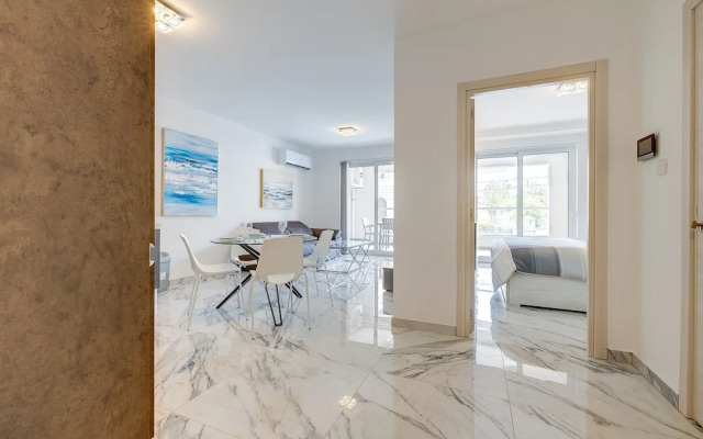 Modern Apartment Steps to St George's Bay