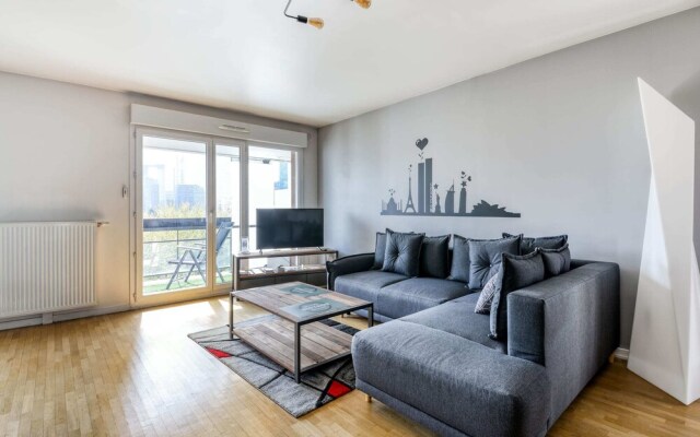 Spacious Apartment With Stunning View Of Paris La Defense Fits Up To 8