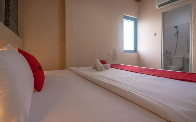 RedDoorz near RS Husada