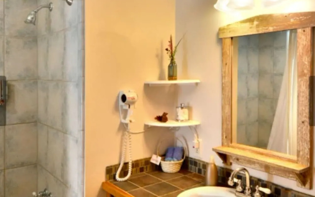 Bent Creek Lodge Bed & Breakfast