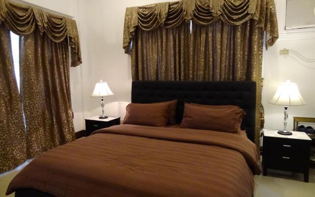 The Executive Villa Inn & Suites