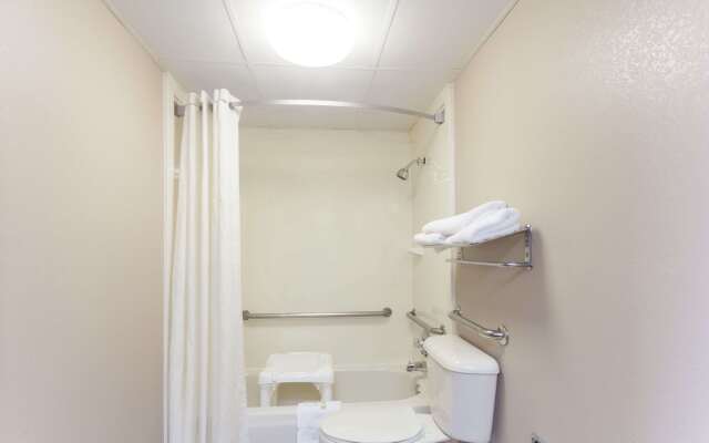 Super 8 by Wyndham Clarksville Northeast